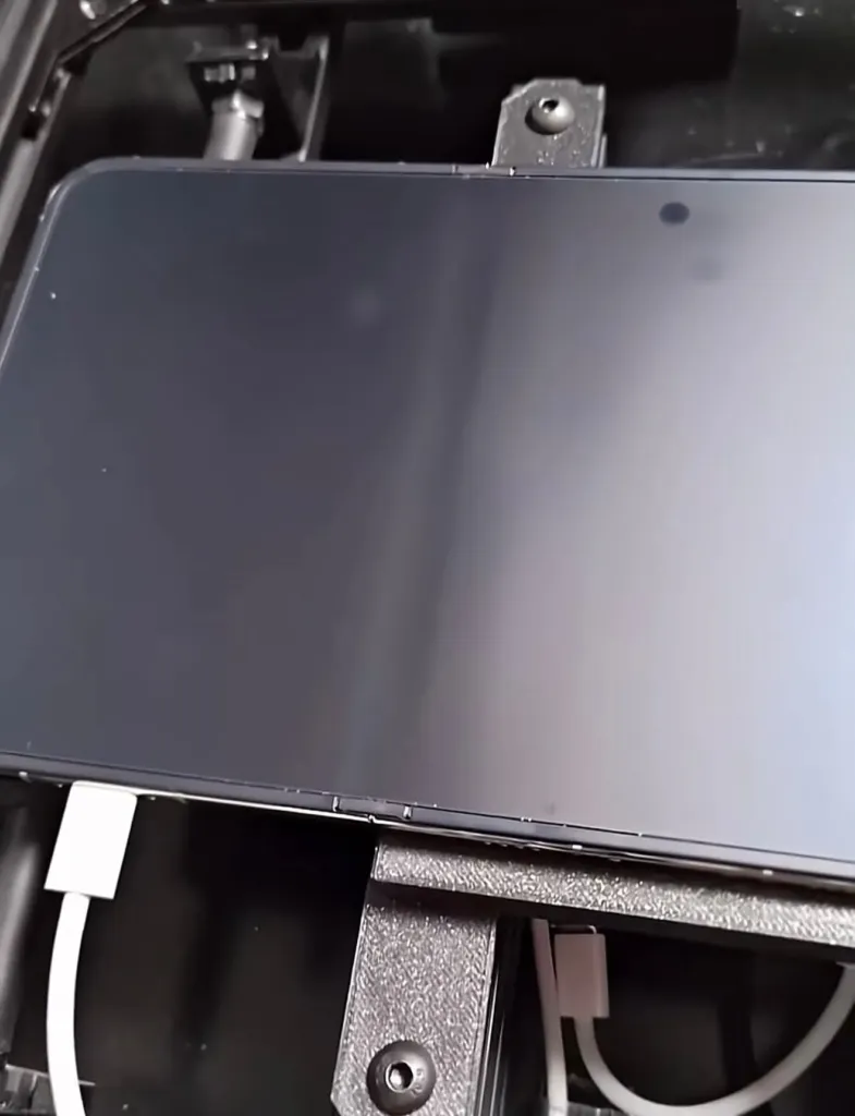 تست مقاومت تاشدن iPhone Duo از مرز ۱۳۹ هزار بار گذشت