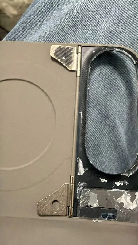 چیدمان آهنرباهای MagSafe و حلقهٔ ماژول دوربین