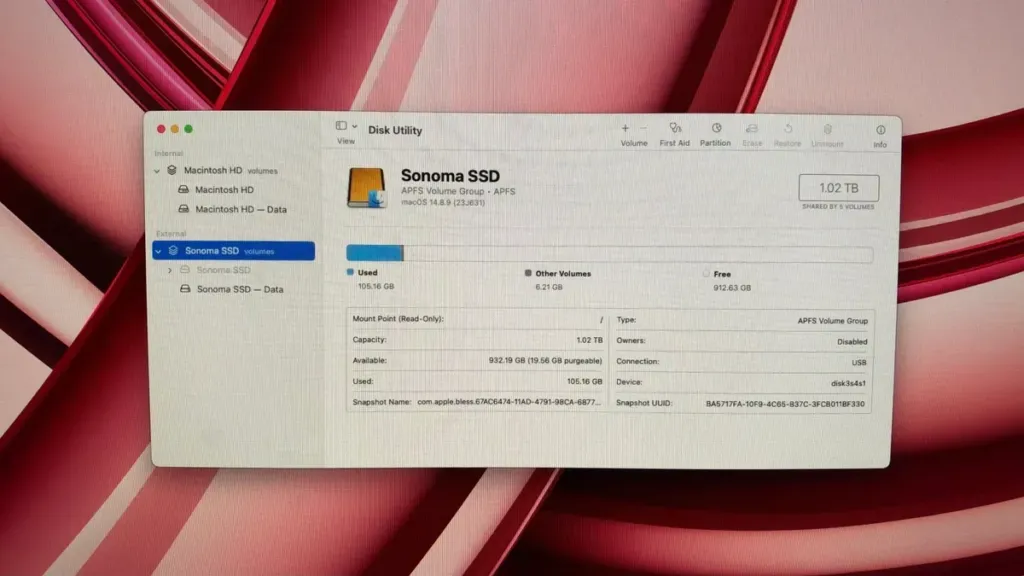 سیستم‌عامل macOS روی حافظه SSD اکسترنال ۱ ترابایتی از طریق درگاه USB نصب شده است